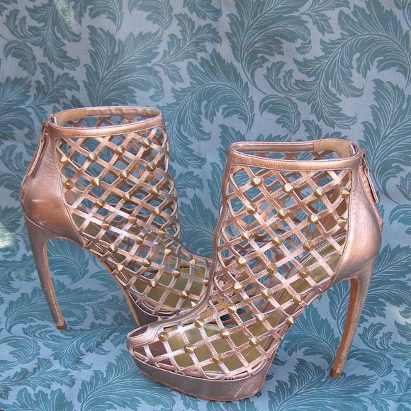STUNNING size 39.5/US 9 Alexander McQueen Gold Studded heels (store display) - Picture 4 of 16